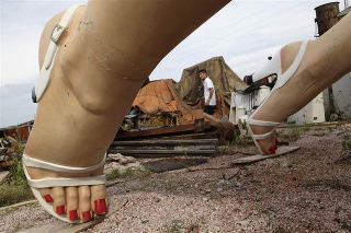 Illustration for article titled Oh No! It's the Attack of the 30 Foot Marilyn Monroe!